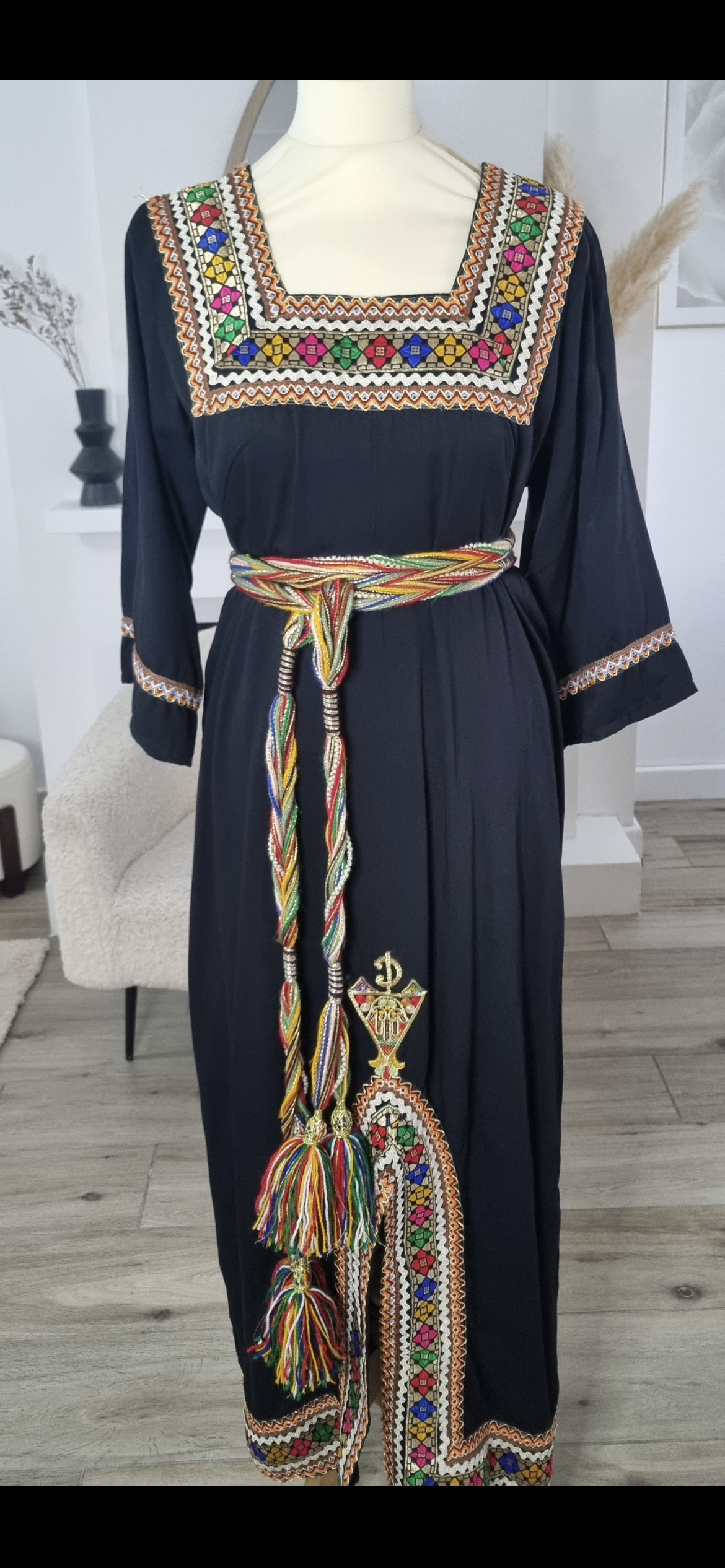 Robe kabyle Leyna – élégance traditionnelle et confort