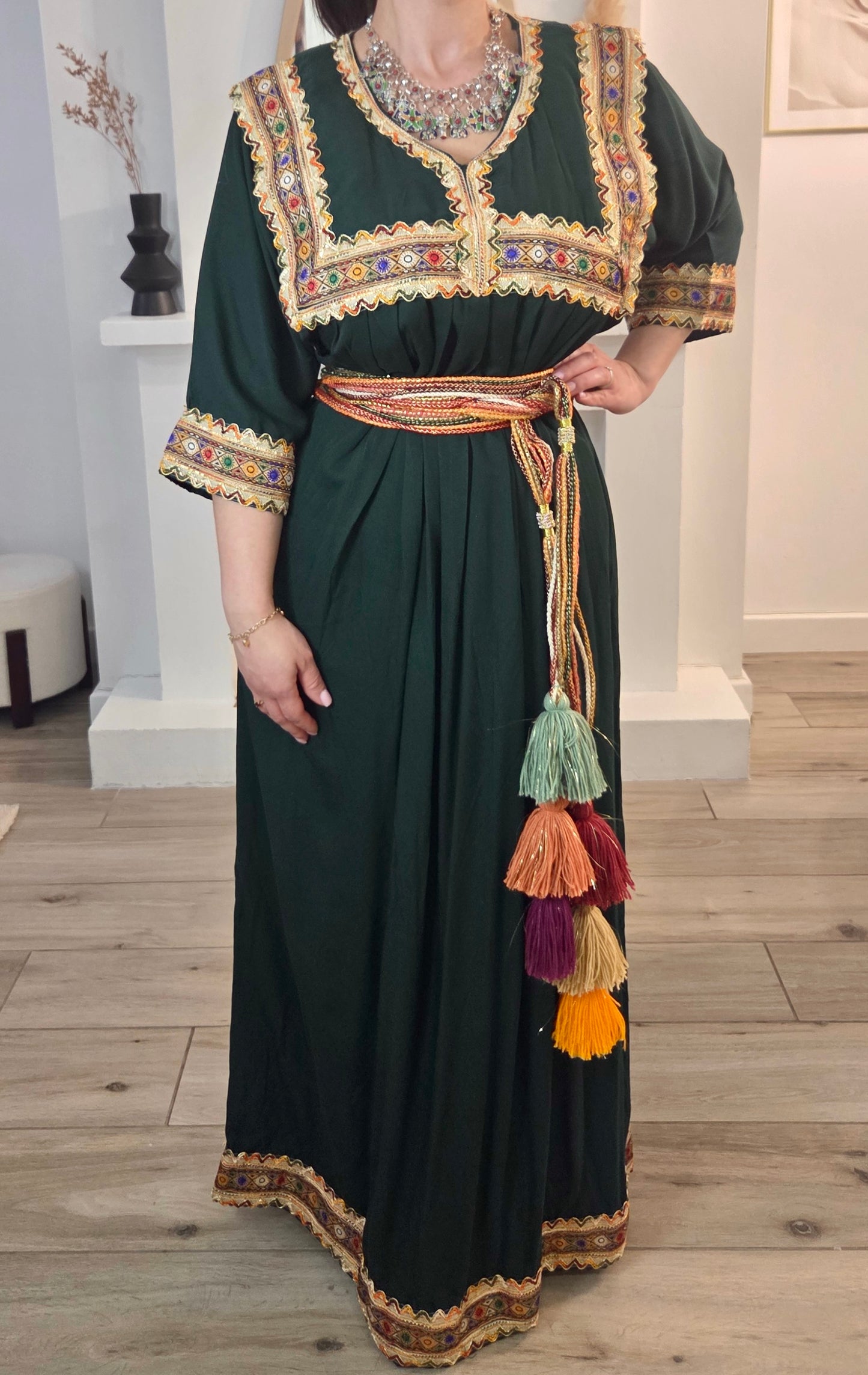 Robe kabyle verte – simple, traditionnelle et élégante