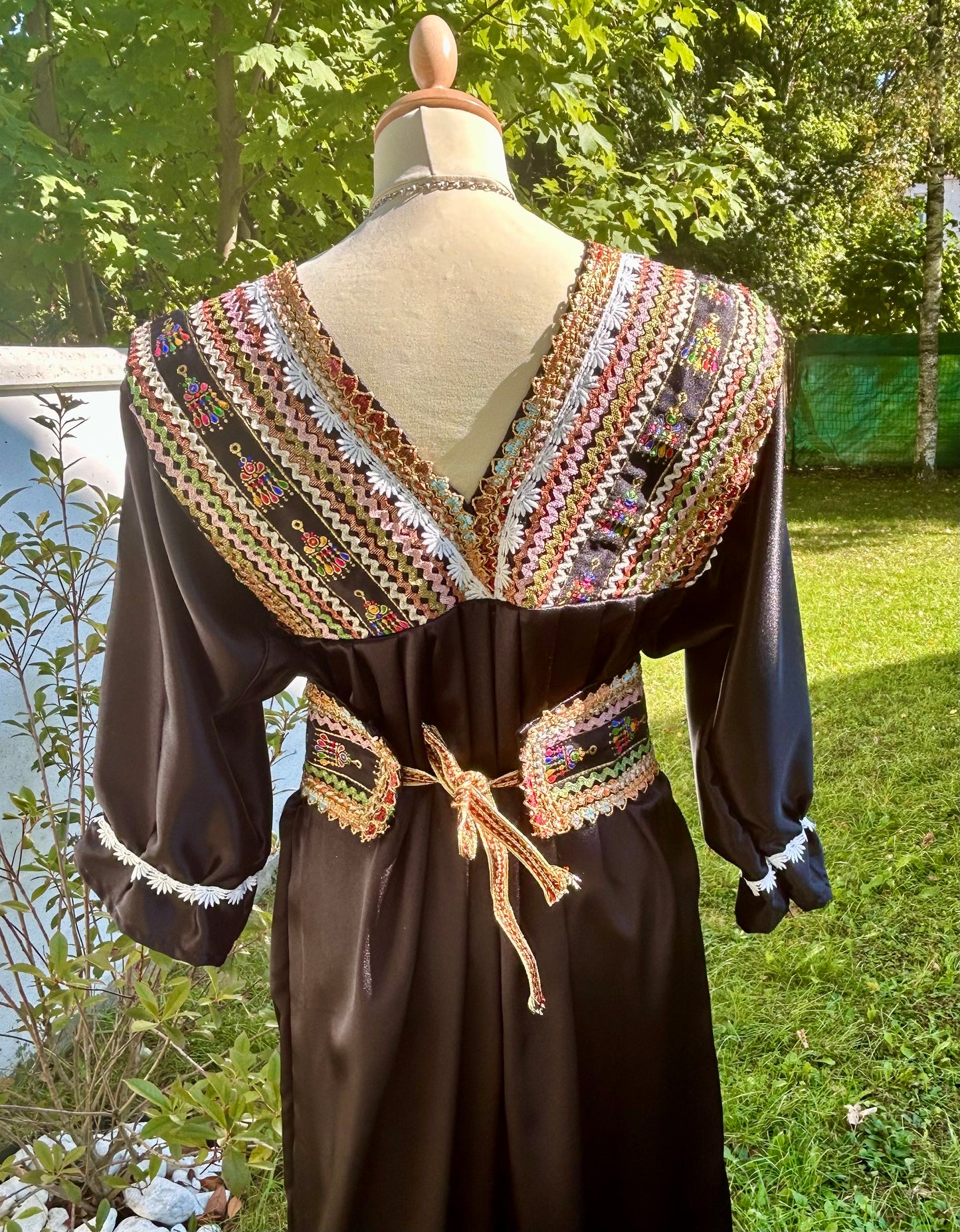 Robe kabyle noire « Maje » – élégance et féminité